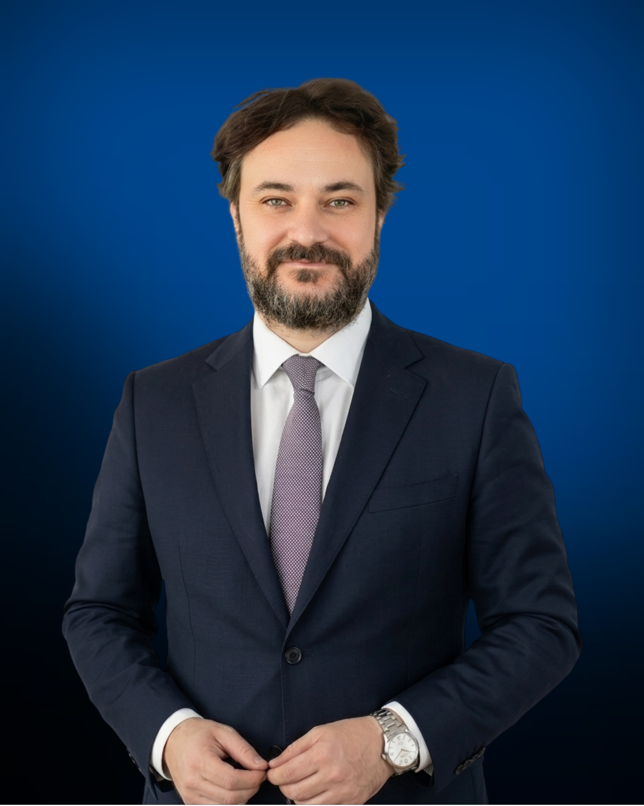 Portrét Vladimíra Ozimého v tmavomodrom obleku na modrom pozadí