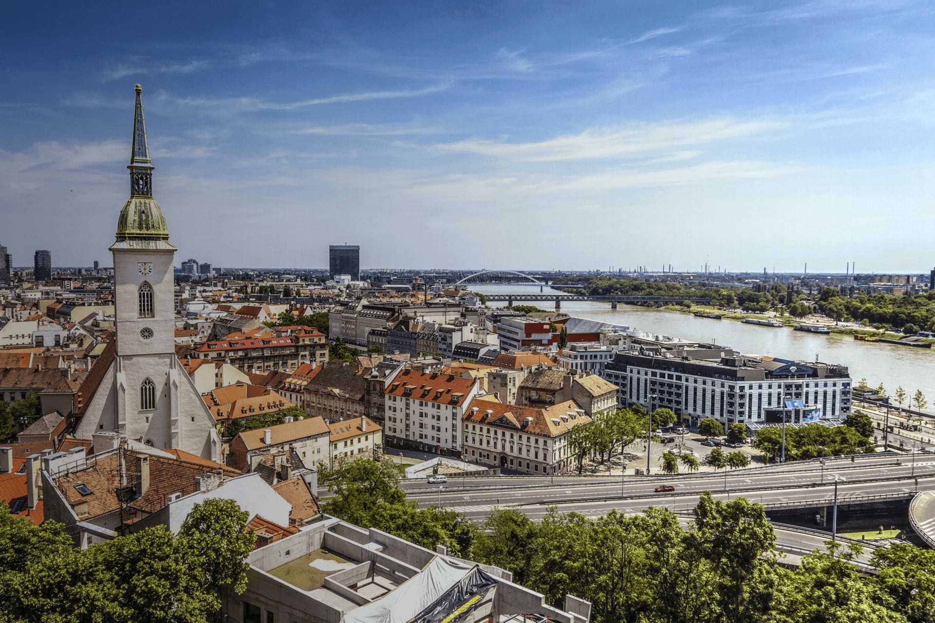 Panoramatický pohľad na Bratislavu s Dómom svätého Martina a Dunajom pre domovskú stránku